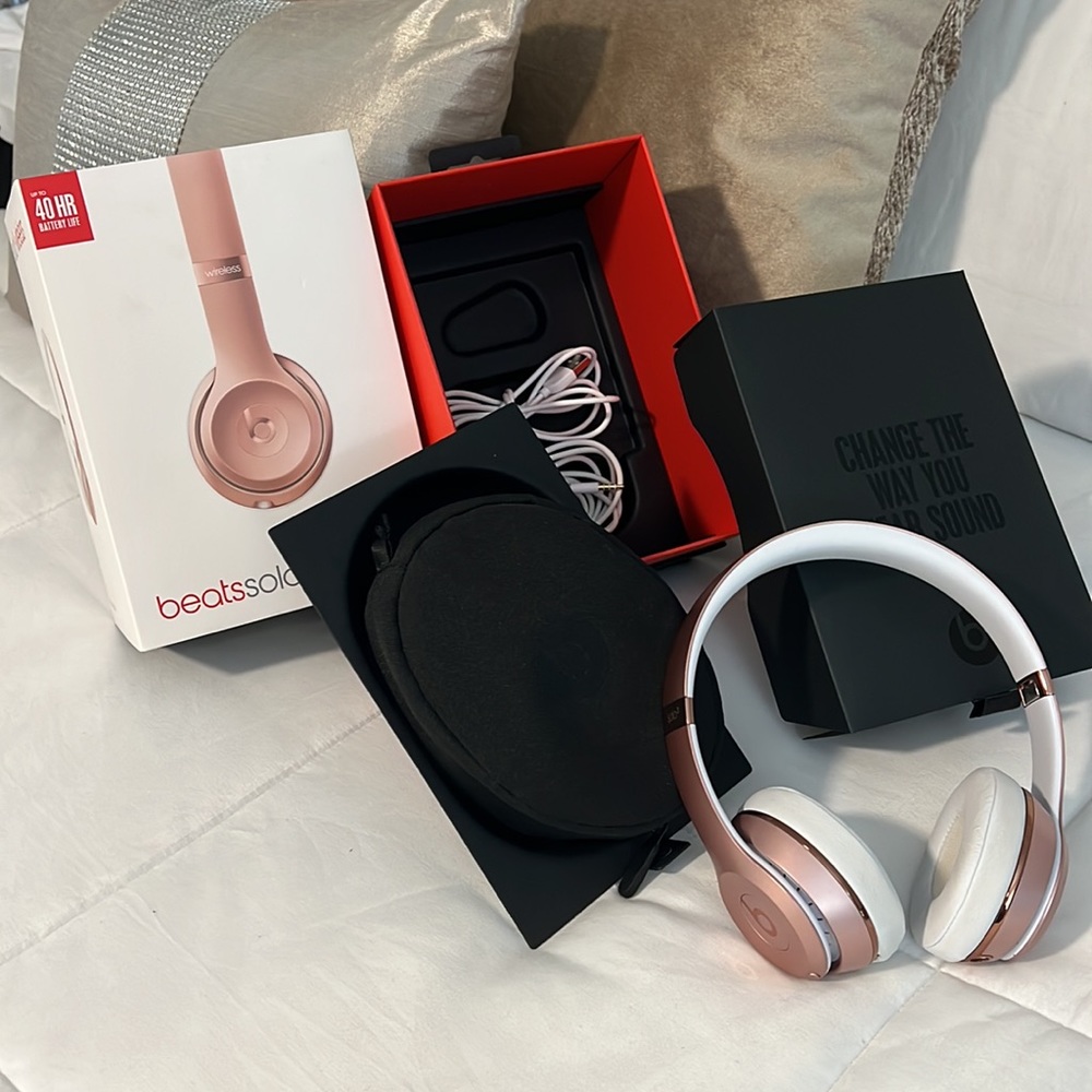 Beats by Dr. Dre Beats Solo³ Wireless in Rose Gold with original box and cords